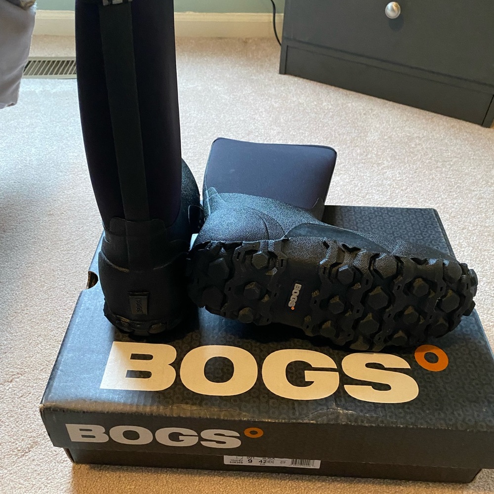 BOGS Mens Classic High waterproof winter boots - new in box size 9